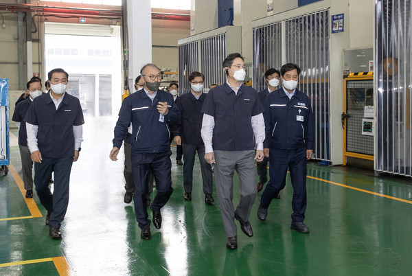 광주광역시에 위치한 삼성전자 협력회사 '디케이'에서 이재용 삼성전자 회장과 김보곤 디케이 대표(맨 오른쪽)가 생산 라인을 둘러보고 있다.
