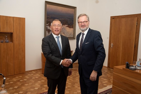 정의선 현대차그룹 회장과 페트르 피알라 체코 총리