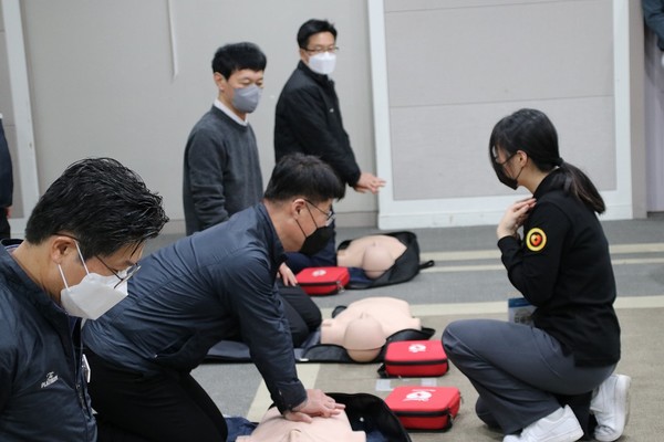 ▲지난 1일 쌍용건설 직원들이 한국응급처치교육원 소속 강사로부터 심폐소생술 교육을 받고 있다