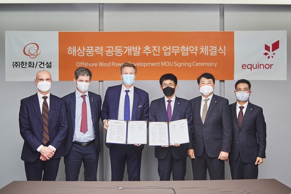 ▲ 김승모 ㈜한화 건설부문 대표(왼쪽에서 네 번째)와 옌스 오클랜드 에퀴노르 신재생에너지 사업개발 부사장(왼쪽에서 세 번째) 등 양측 임원진이 해상풍력 공동개발 추진 업무협약을 체결하고 기념사진을 촬영하고 있다.