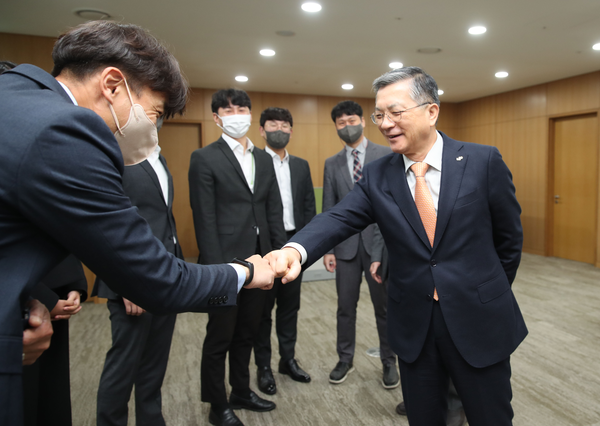 ▲ 제6대 LH 사장으로 취임한 이현준 사장이 임직원들과 악수를 나누고 있다.