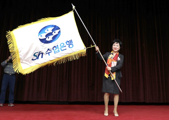 ▲ 강신숙 신임 수협은행장이 지난 17일 서울 송파구 수협은행 본사에서 진행된 취임식에서 수협은행기를 흔들고 있다.