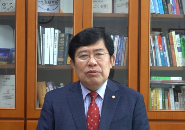 ▲윤창현 국민의힘 의원이 22일 오후에 열린 '금융소비자보호법 보완을 위한 기획 세미나'에서 축사를 하고 있다.