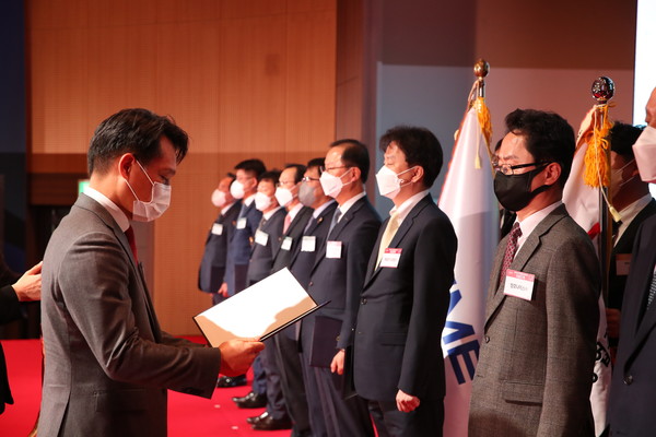 ▲국가기술표준원장 이상훈(왼쪽)과 청호나이스 부사장 이재환