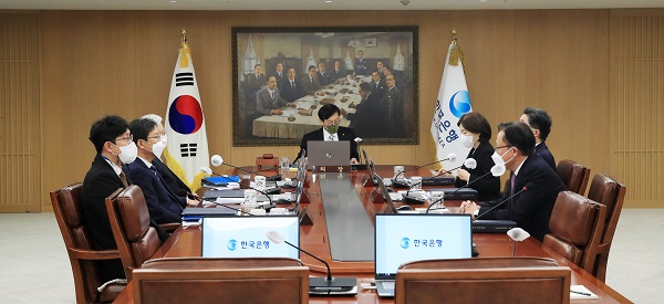 ▲ 이창용 한국은행 총재가 24일 오전 금융통화위원회 본회의에서 회의를 주재하고 있다.