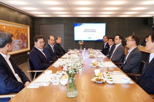 김동연 경기도지사(왼쪽에서 두 번째)