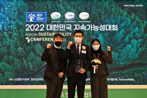 ▲(왼쪽부터)김현수 롯데홈쇼핑 ESG팀장, 이동규 롯데홈쇼핑 ESG실장