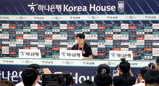 ▲ 하나은행 코리아하우스에서 하나금융그룹 메인 광고모델이기도 한 축구대표팀 손흥민 선수가 훈련을 마치고 취재진과 인터뷰를 하고 있다.