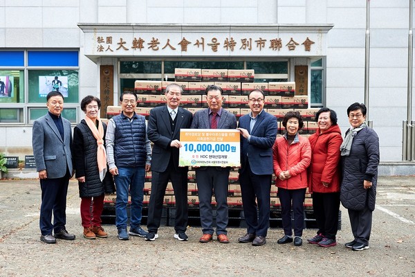 ▲ 고광선 대한노인회 서울특별시연합회장(왼쪽에서 다섯 번째), 신왕섭 HDC현대산업개발 상무(여섯 번째) 등 관계자들이 서울시 용산구 대한노인회 서울시연합회 강당에서 쌀 전달식을 진행했다.