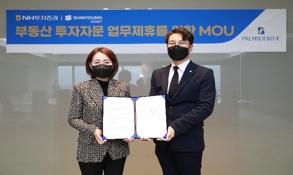 ▲이재경 NH투자증권 Premier Blue본부 대표(왼쪽)와 박희원 신영에셋 대표가 업무협약 후 기념사진을 촬영하고 있다.