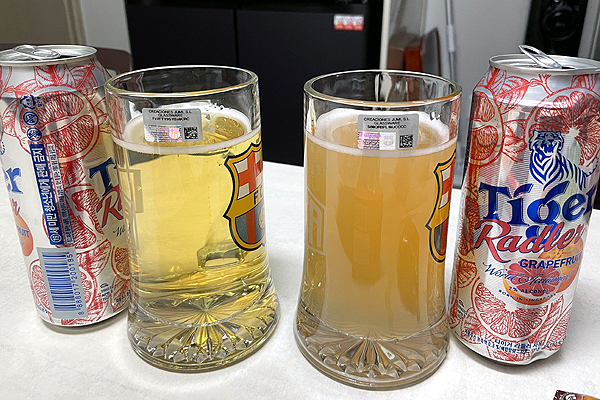 ▲같은 '타이거 라들러 자몽' 캔맥주인데 연하고 투명한 노란빛을 띄면서 과일 맛이 나지 않아 불량 제품(왼쪽)이 아니냐며 소비자가 불만을 토로했다