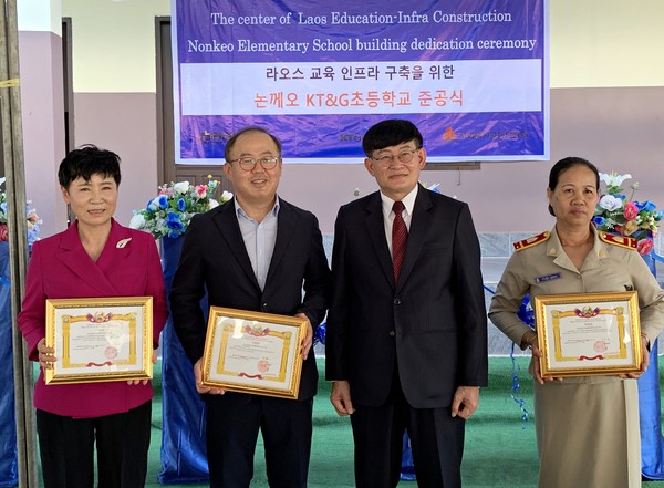 ▲이상학 지속경영본부장(왼쪽 두 번째)과 푿 심마라웡 라오스 교육체육부 장관(오른쪽 두 번째)