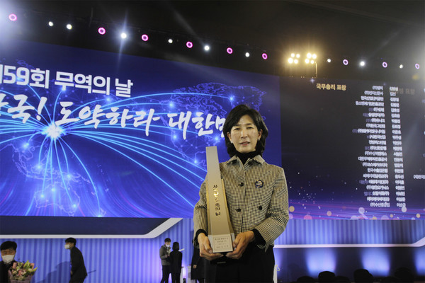 ▲김정수 삼양식품 부회장이 5일 오전 삼성동 코엑스에서 열린 '제59회 무역의 날' 기념식에서 4억불 수출의 탑을 수상하고 기념 사진을 촬영하고 있다