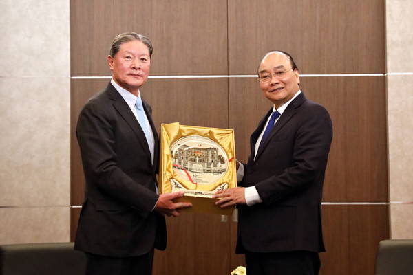 ▲ 5일 서울 소공동 롯데호텔에서 GS건설 최고경영진이 베트남 정부 관계자들과경제협력 방안을 논의한 후 허명수 GS건설 상임고문(왼쪽)과 응우옌 쑤언 푹 베트남 국가주석이 기념촬영을 하고 있다