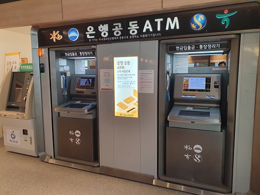 ▲ 지난 2020년 8월 전국 이마트 4곳에 설치된 4대 은행 공동 ATM. 2년이 지난 현재 확대 설치 계획은 없는 상황이다