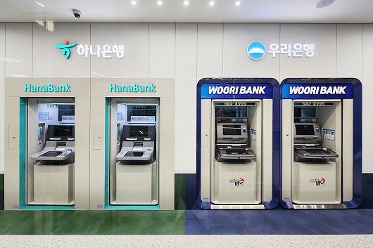 ▲ 최근 하나은행과 우리은행은 자사 ATM 기기 2대씩 설치한 '공동 자동화점'을 선보였다