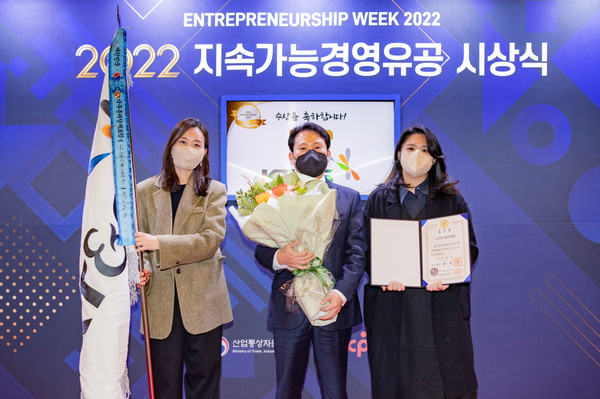 ▲김진한 KT&G 전략기획본부장(가운데)이 수상 후 기념촬영을 하고 있다