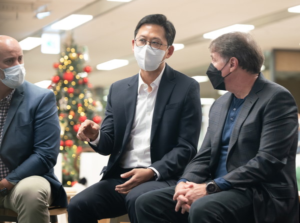 ▲배경훈 원장(가운데)이 LG AI연구원에 방문한 폴 헤네시(Paul Hennessy) 셔터스톡 CEO(오른쪽)와 이야기를 나누고 있다.