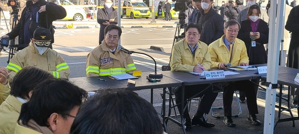 ▲김동연 지사가 보고를 받고 있다.