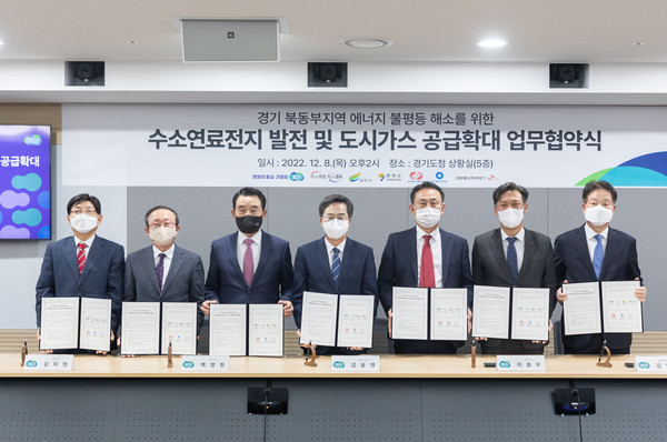 ▲김동연 경기도지사(가운데)가 업무협약을 체결하고 기념촬영을 하고 있다.