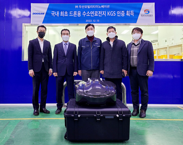 ▲ DMI 장세영 R&D본부장(왼쪽 두 번째)과 KGS 박용석 수소안전검사처장(왼쪽 네 번째) 등 관계자들이 국내 최초 드론용 수소연료전지 KGS 인증 획득 기념 사진을 촬영하고 있다.