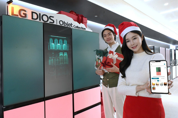 ▲크리스마스 모드가 적용된 LG 무드업 냉장고