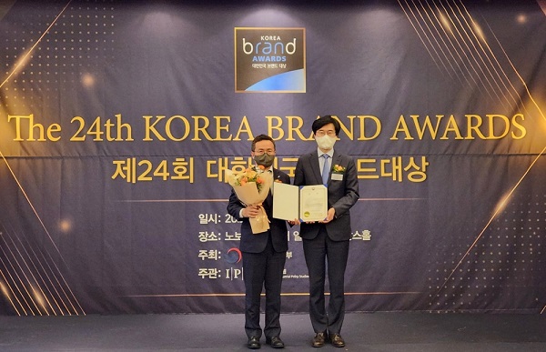 ▲BGF네트웍스 황환조 대표(사진 좌측)가 기념촬영을 하고 있다