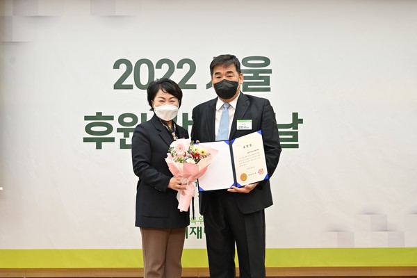 ▲(왼쪽부터) 김선순 서울시 여성가족정책실장과 강진구 금호타이어 경영지원팀장
