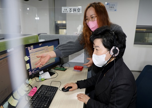 ▲ 강신숙 수협은행장이 지난 14일 서울시 마포구 수협은행 고객지원센터를 찾아 고객의 민원전화를 직접 받아 응대하고 있다.
