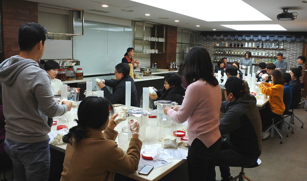 ▲3년 전 대면으로 열린 국순당 '설맞이 차례주 빚기 교실'