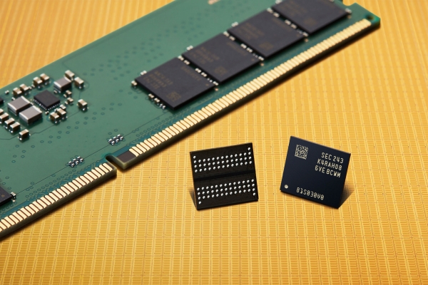 ▲삼성전자가 개발한 업계 최선단 12나노급 16Gb DDR5 D램.