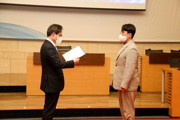 ▲(왼쪽부터) 한기정 공정거래위원장, 이랜드월드 공정거래팀 권오규 과장