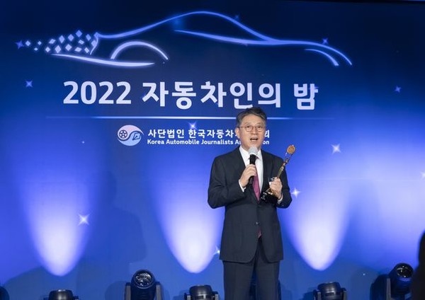 ▲ 곽재선 쌍용자동차 회장이 서울의 한 호텔에서 열린 ‘2022 자동차인의 밤’ 행사에서 공로상을 수상한 뒤 소감을 말하고 있다.