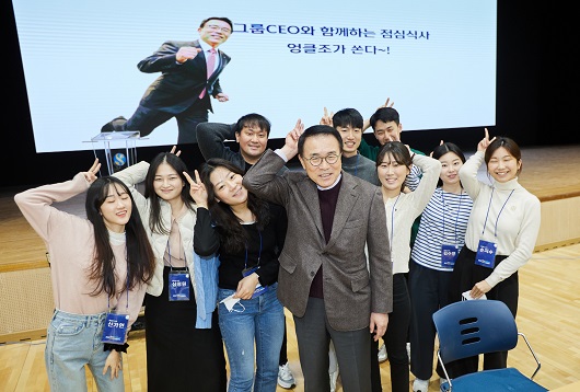 ▲ 22일 그룹 공동연수에 참석한 조용병 신한금융지주 회장이 신입직원들과 토크 콘서트 시간을 갖고 있다.