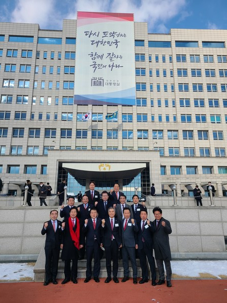 ▲대한민국시도의회의장협의회가 기념사진을 촬영하고 있다.