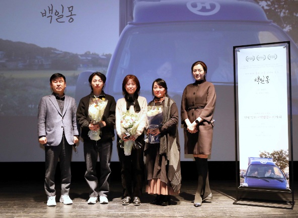 ▲한진이 23일 서울시 종로구 씨네큐브 광화문에서 로지테인먼트의 일환으로 제작 후원한 택배 소재 단편영화 ‘백일몽(DAYDREAMING)’을 공개했다. 왼쪽부터 ㈜한진 노삼석 대표이사 사장, 배우 이태영, 사려니필름 홍영아 감독, 배우 차희, ㈜한진 조현민 미래성장전략 및 마케팅 총괄 사장.