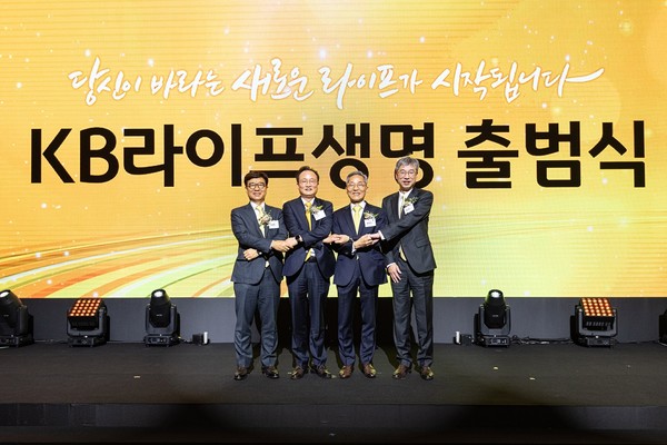▲윤종규 KB금융그룹 회장(오른쪽 두 번째), 허인 KB 금융지주 부회장(오른쪽 첫 번째), 이동철 KB금융지주 부회장(왼쪽 첫 번째), 이환주 KB라이프생명 대표이사 사장(왼쪽 두 번째)이 기념사진을 촬영하고 있다.