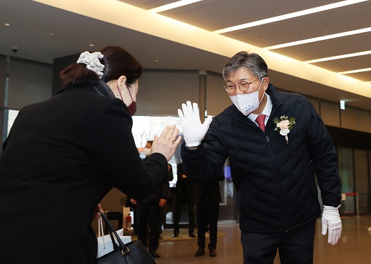 ▲ 새해 첫 출근길 대구 수성동 본점에서 직원들과 첫 인사를 나누는 황병우 은행장