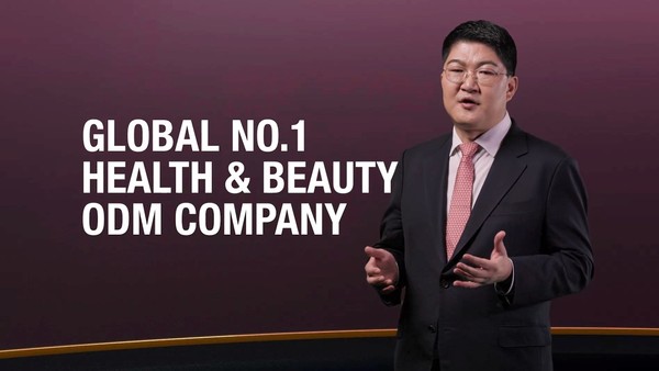 ▲이병만 코스맥스 대표이사가 2일 판교 사옥에서 열린 시무식에서 신년사를 발표하고 있다