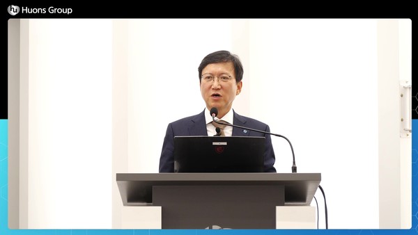 ▲휴온스그룹 윤성태 회장이 온라인 시무식에서 신년사를 전하고 있다