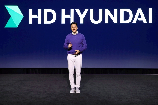 ▲지난 4일 'CES 2023'이 열리는 미국 라스베이거스에서 개최된 HD현대 프레스컨퍼런스에서 HD현대 정기선 대표가 그룹의 비전인 '오션 트랜스포메이션(Ocean Transformation)'을 소개하고 있다.