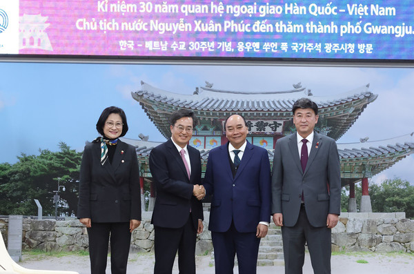 2022년 12월 6일 응우옌 쑤언 푹 베트남 국가주석(왼쪽 세 번째)과 만난 김동연 경기도지사(왼쪽 두 번째)