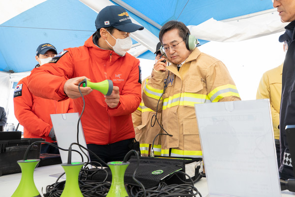 2022년 12월 8일 롯데몰 수원점에서 32개 민‧관 기관과 진행한 ‘사회재난 대비 경기도 기관 합동훈련’ 현장을 지휘하고 있는 김동연 경기도지사