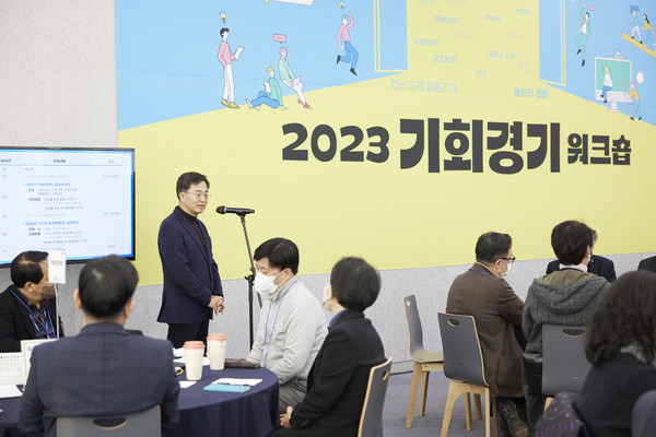 ▲김동연 지사가 경기도청 간부들에게 당부의 말을 전하고 있다