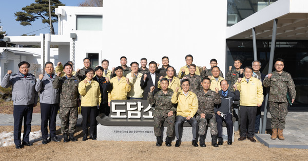 ▲김동연 경기도지사가 위원들과 기념촬영을 하고 있다.