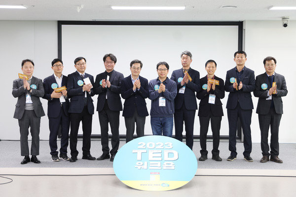 김동연 경기도지사(왼쪽에서 다섯 번째)