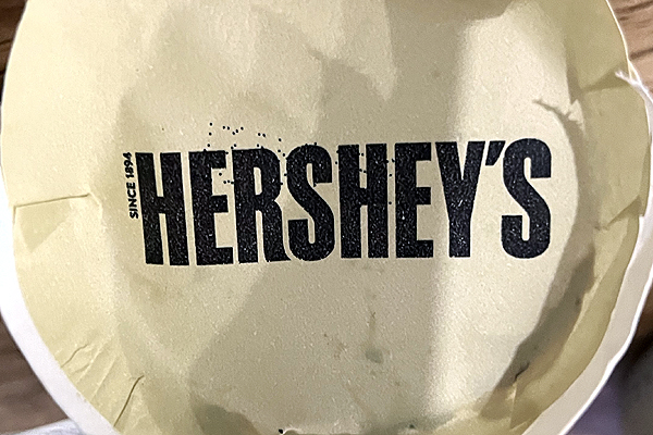 ▲포장지 캡 부분에 찍힌 에버스톤 '허쉬 쿠키 앤 크림콘' 제조일자. HERSHEY'S 위에 검은색의 작은 글씨로 표시돼 확인이 불가하다