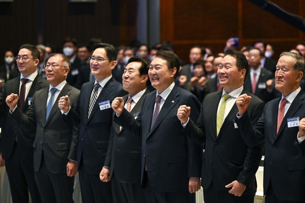 ▲왼쪽부터 구광모 LG그룹 회장, 정의선 현대자동차그룹 회장, 이재용 삼성전자 회장, 김기문 중소기업중앙회 회장, 윤 대통령, 최태원 대한상공회의소 회장, 허창수 전국경제인연합회장. 사진=대통령실 제공