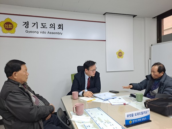 ▲김정영 의원이 참석자들과 의견을 나누고 있는 모습.