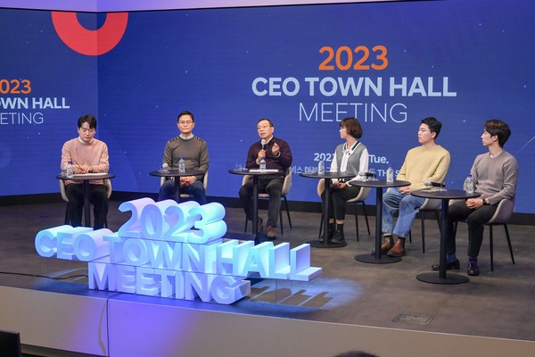 ▲조성환 현대모비스 사장(왼쪽 세번째)이 17일 열린 현대모비스 'CEO 타운홀 미팅'에서 임직원 패널들과 이야기를 나누고 있다.